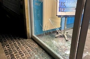 Polizeipräsidium Westpfalz: POL-PPWP: Schaufenster eingeschlagen und weggerannt