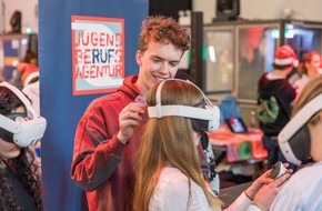 FOM Hochschule: 15 Jahre MINT-Netzwerk Essen: Ministerin und Oberbürgermeister würdigten Nachwuchsförderung