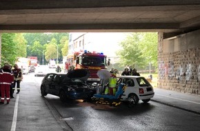 Feuerwehr Gelsenkirchen: FW-GE: Verkehrsunfall mit zwei verletzten Personen in Gelsenkirchen Erle.