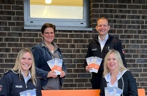 Polizeiinspektion Lüneburg/Lüchow-Dannenberg/Uelzen: POL-LG: ++ "Ein Zeichen gegen Gewalt" - Orangefarbene Bank im Wartebereich der Uelzener Polizeiwache - Opferschutzbüro übergibt Bank aus landesweiter Aktion an Polizeidienststelle ++