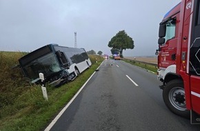 Polizeiinspektion Hameln-Pyrmont/Holzminden: POL-HM: Zusammenstoß im Gegenverkehr: Pick-Up kollidiert mit Linienbus