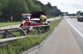 Polizeidirektion Kaiserslautern: POL-PDKL: A6/ Anschlussstelle KL-Zentrum, 
PKW kracht in Schutzplanken - Fahrer leicht verletzt