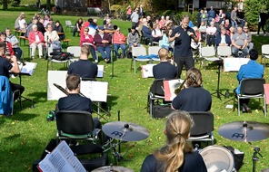 Kreisfeuerwehrverband Rendsburg-Eckernförde: FW-RD: Musikzüge sammeln 19.000 Euro für Flutopfer unter den Feuerwehrleuten