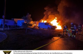 Feuerwehr München: FW-M: Mehrere Fahrzeuge durch Brand zerstört (Freiham)