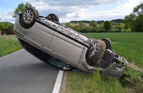 Kreispolizeibehörde Herford: POL-HF: Ablenkung durch Navigationsgerät- Auto überschlägt sich