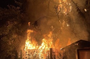 Feuerwehr Dortmund: FW-DO: Meterhohe Flammen durch brennende Gartenlaube