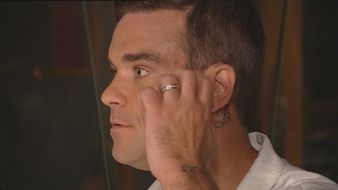 ProSieben: Und er trägt doch einen Ehering! ProSieben-Magazin "red!" trifft Robbie Williams zum ersten TV-Interview nach seiner Hochzeit (mit Bild)