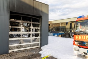 FW Porta Westfalica: 10.03.2026 - Gro&szlig;brand einer KFZ-Werkstatt in Porta Westfalica Barkhausen