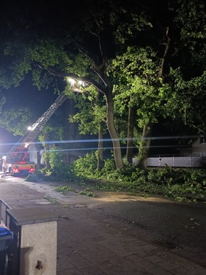 FW Paderborn: Unwetterlage sorgt bei der Feuerwehr Paderborn für ein erhöhtes Einsatzaufkommen