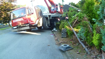 FW-Heiligenhaus: Tonnenschwerer Kran rollt Straße hinab (Meldung 17/2016