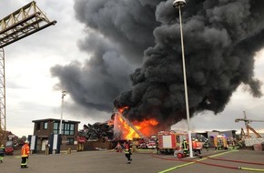 Polizeiinspektion Wilhelmshaven/Friesland: POL-WHV: Brand auf Firmengelände in Wilhelmshaven - Löscharbeiten dauern an - Kein Personenschaden (mit Bild)
