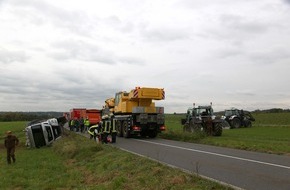 Feuerwehr Essen: FW-E: Sattelzug kommt von Fahrbahn ab und kippt auf Acker, 25 Tonnen Rüben rollen aus dem Auflieger