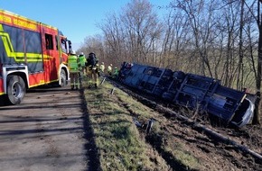 Feuerwehr Bremerhaven: FW Bremerhaven: Verkehrsunfall auf Autobahn mit Sattelzug