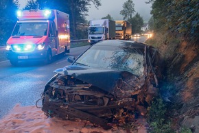 FW-OE: PKW gerät in Gegenverkehr - zwei Verletzte - 1000 Liter Dieseltank bleibt unbeschädigt