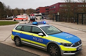 Polizeiinspektion Hameln-Pyrmont/Holzminden: POL-HM: Rettungshubschrauber landet bei Schule