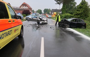 Polizeiinspektion Delmenhorst / Oldenburg - Land / Wesermarsch: POL-DEL: Landkreis Oldenburg: Zwei Personen bei Verkehrsunfall auf der B212 in Ganderkesee lebensgefährlich verletzt +++ Mehrstündige Vollsperrung