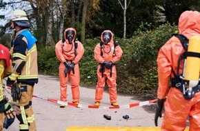 Feuerwehr Essen: FW-E: Illegal entsorgte Gefahrgutbeh&auml;lter l&ouml;sen Feuerwehreinsatz aus