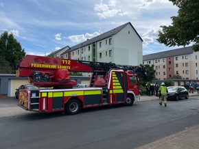 FW Lehrte: Schneller Einsatz der Feuerwehr verhindert Brandausbreitung im Mehrfamilienhaus