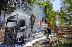 Feuerwehr Plettenberg: FW-PL: Brennender Holztransporter im Waldgebiet Baddinghagen
