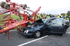 Polizeidirektion Mayen: POL-PDMY: Auto prallt auf Traktor / Feuerwehr befreit Fahrer