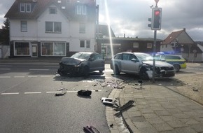 Polizeiinspektion Hildesheim: POL-HI: Abbiegeunfall geht glimpflich aus.