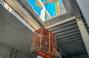 Feuerwehr Dresden: FW Dresden: Schwerer Arbeitsunfall auf einer Baustelle