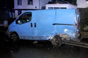 Polizei Düren: POL-DN: Alkoholisierter Autofahrer verursacht Totalschaden an Transporter