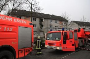 Feuerwehr Essen: FW-E: Wohnungsbrand in Essen-Vogelheim, 28jähriger Mann verletzt, Hund tot