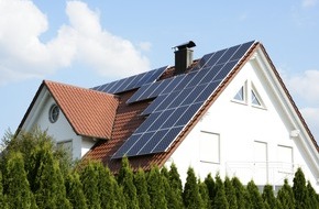 CosmosDirekt: Sturm und Hagel: Wie Hausbesitzer ihre Solartechnik richtig versichern (FOTO)