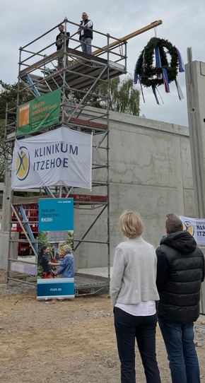 RKiSH: Richtfest f&uuml;r neue Rettungswache Nordoe: Klinikum Itzehoe und RKiSH st&auml;rken die Notfallversorgung der Region Rohbau steht nach weniger als f&uuml;nf Monaten Bauzeit | Einzug f&uuml;r Dezember 2026 geplant