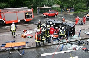 Feuerwehr Essen: FW-E: Pkw verunglückt, vier Insassen verletzt, Bildbeilage