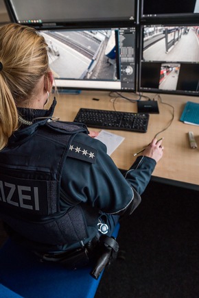 BPOL NRW: Videobilder überführen Gepäckdieb / Bundespolizei Findet ...