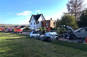 Feuerwehr VG Asbach: FW VG Asbach: Verkehrsunfall bei Etscheid mit 3 PKW / 4 Verletzte in Krankenh&auml;user transportiert