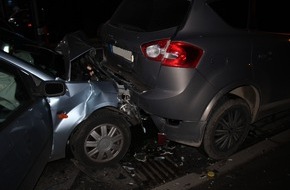 Polizei Rheinisch-Bergischer Kreis: POL-RBK: Rösrath - Schwerverletzte Autofahrerin aus ihrem Pkw befreit