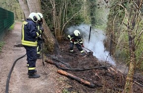 Freiwillige Feuerwehr Aurich: FW-AUR: Brennende Vegetation am Waldesrand