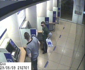 POL-D: Stadtmitte - Manipulation am Geldausgabeautomat - Polizei fahndet mit Bildern aus der Überwachungskamera