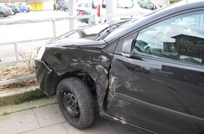 Polizeiinspektion Hameln-Pyrmont/Holzminden: POL-HOL: Holzminden - Fürstenberg Straße / Gartenstraße: Vorfahrt missachtet - 8.000,-- EUR Sachschaden