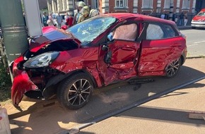 Polizei Duisburg: POL-DU: Alt-Hamborn: Auto kollidiert mit Straßenbahn - Mehrere Verletzte, Schaulustige behindern Rettungskräfte
