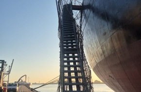 Wasserschutzpolizeiinspektion Oldenburg: WSPI-OLD: Schiffsunfall im Hafen Brake - Gangway eines 183 Meter langen Massengutschiffes erheblich besch&auml;digt