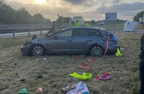 Polizeiinspektion Cuxhaven: POL-CUX: Schwerer Verkehrsunfall auf der BAB27 - Beifahrer wird lebensgefährlich verletzt - Fahrzeugführer flüchtet zunächst von der Unfallstelle (Lichtbild in der Anlage)