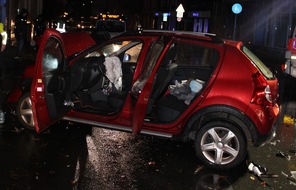 Polizei Hagen: POL-HA: Schwerer Verkehrsunfall mit 20.000 Euro Sachschaden und zwei verletzten Personen