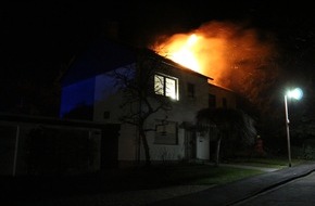 Kreispolizeibehörde Unna: POL-UN: Kamen- Dachstuhlbrand in Doppelhaushälfte - Eine Person bei Brand verstorben