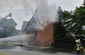 Freiwillige Feuerwehr Lügde: FW Lügde: Feuerwehr Lügde löscht Scheune und beseitigt Ölspur