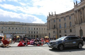 Ford-Werke GmbH: Ford unterstützt "Stadtlesen" mit zwei Ford Edge (FOTO)