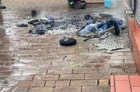 Freiwillige Feuerwehr Gemeinde Schiffdorf: FFW Schiffdorf: Brennt Mülleimer an Haus - Schlimmeres konnte vor Eintreffen der Feuerwehr verhindert werden
