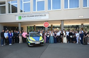 Polizei Hagen: POL-HA: Erfolgreich bestanden: 22 Sch&uuml;lerinnen und Sch&uuml;ler absolvieren den Bildungsgang Fachoberschule Polizei (FOS) und erlangen ihr Fachabi