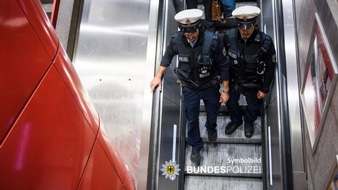 Bundespolizeidirektion München: Bundespolizeidirektion München: Bundespolizisten ins Gesicht gespuckt