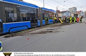 Feuerwehr München: FW-M: Schienenunfall mit Auto (Pasing)