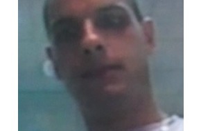 Polizei Düsseldorf: POL-D: Wer kennt den Geldabheber? - Polizei Düsseldorf fahndet mit Foto - Bild aus der Überwachungskamera hängt an