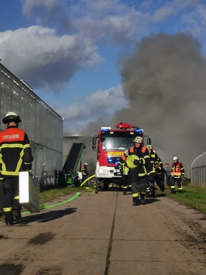 POL-STD: Feuer in Lagerhalle auf Obsthof im Alten Land